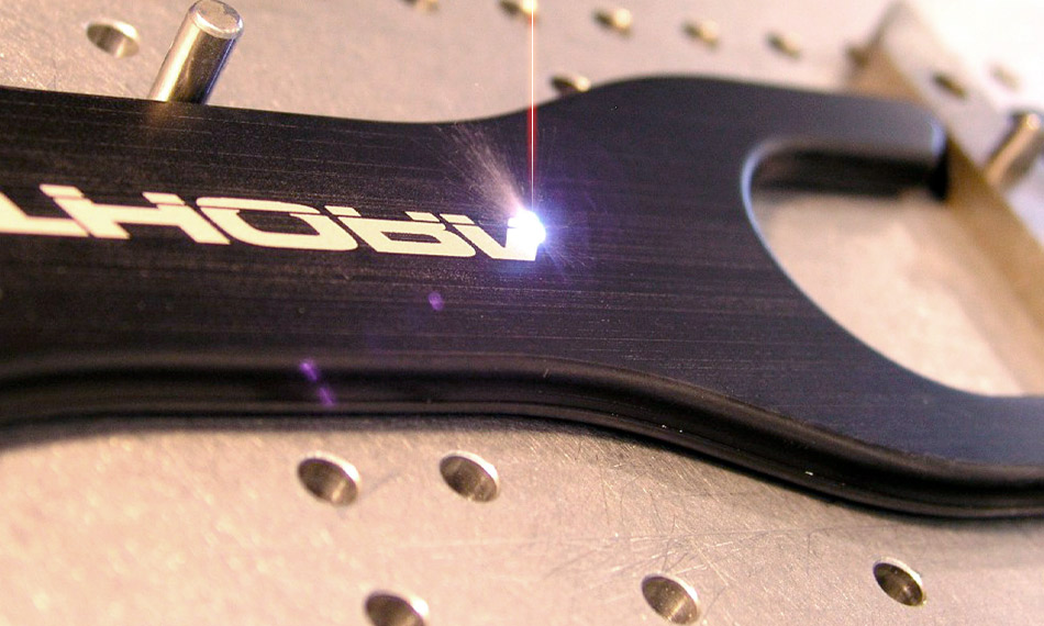 Santrini Gravações a Laser Máquina Fazendo Gravação a Laser